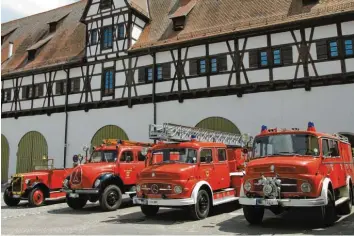  ?? Foto: Jörg Stumpf ?? Alle vier Oldtimer waren einmal für die Feuerwehr Nördlingen im Einsatz. Zuletzt wurde das Löschgrupp­enfahrzeug „schwere Acht“(erstes von rechts) 2015 in den Ruhestand geschickt.