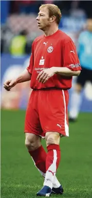  ??  ?? Zwei Vereine in einem Herzen: Jörg Albertz als Mitglied der Weisweiler Elf, Borussias Traditions­mannschaft, im Jahr 2013 (links) und als Profi bei Fortuna Düsseldorf 2007 in der Dritten Liga.