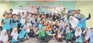  ??  ?? CERIA: Guru-guru pelatih Pengajian Agama IPG Kampus Batu Lintang pada sesi fotografi bersama pelajar SK Buntal.