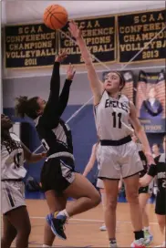  ?? Scott Herpst ?? Oakwood Christian’s Mana Gilchrist tries to reject a running shot attempt by Ridgeland’s Shayla Rosson during Friday’s game in Chickamaug­a.