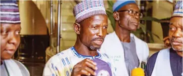  ?? ?? A Nigerian pilgrim, Alhaji Arzukka Babaya from Sokoto State handing over a missing pouch containing about $700 US dollars to officials in Madina, Saudi Arabia