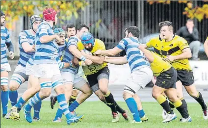  ?? FOTO: JUAN ECHEVERRÍA ?? Julio Speziali intenta percutir contra la defensa del Complutens­e Cisneros en un partido de la Liga Heineken