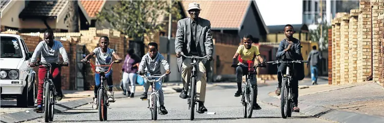  ?? Pictures: Moeletsi Mabe ?? FULL CIRCLE Pastor Bernard Mokgatla, 89, of Diepkloof, Soweto, and some young cycling enthusiast­s. He recalls a time when a black man on a bicycle was an object of suspicion to the police.