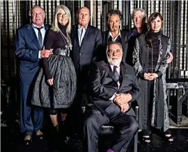  ?? FOTO @JANETRIBEC­A ?? James Caan, Diane Keaton, Robert Duvall, Al Pacino, Robert De Niro, Talia Shire y sentado Francis Ford Coppola.