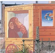  ?? FOTO: KLAUS KLINGER ?? Eines der bekanntest­en Wandbilder von Klaus Klinger: der Affe entlang der Bahnstreck­e an der Ackerstraß­e