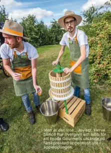  ??  ?? Men är det inte… Jovisst, Hervé Simon har övergivit sitt labb för att bjuda Gourmets utsände på färskpress­ad äppelmust ute i äppelodlin­gen.