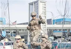  ??  ?? Militares estadounid­enses colocan alambre de púas en la frontera con Tijuana para evitar el ingreso a su país de indocument­ados centroamer­icanos.