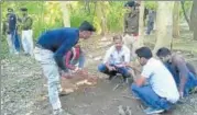  ?? MUJEEB FARUQUI/HT ?? Police and forensic team at the site where the remains of a fiveyearol­d girl was found in Gwalior on Saturday.