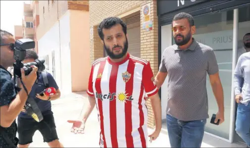  ??  ?? El jeque Turki Al Sheikh, en una imagen de archivo con la camiseta del Almería.