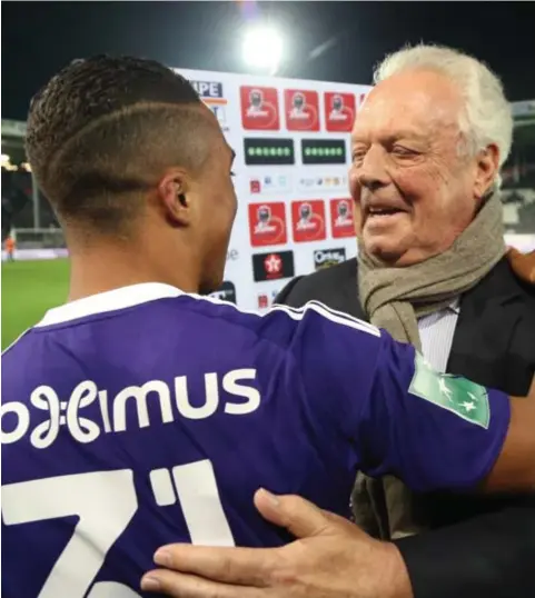  ?? FOTO ISOSPORT ?? Voorzitter Roger Vanden Stock feliciteer­t Tielemans met de titel.