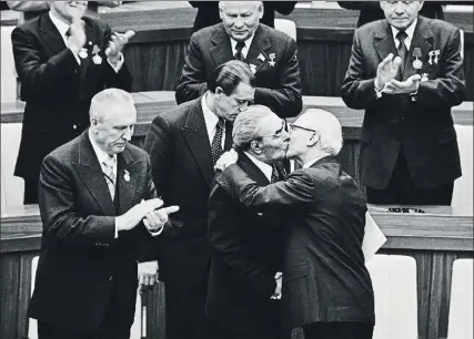  ?? RÉGIS BOSSU / GETTY ?? Leonid Brézhnev y el alemán Erich Honecker se besan (gesto de solidarida­d socialista) en 1979