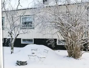  ??  ?? OBEN: Das Häuschen liegt in einem riesigen Garten. Die mit Schnee bedeckten Stühle zeigen, dass dieser im Sommer oft genutzt wird. UNTEN: Welch Zierde! Ein schwedisch­er Kachelofen (z.B. von Svea).