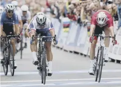  ??  ?? 0 Sagan, left, holds off Norway’s Kristoff to win in a photo finish.