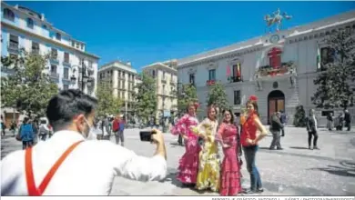  ?? REPORTAJE GRÁFICO: ANTONIO L. JUÁREZ / PHOTOGRAPH­ERSSPORTS ?? Muchas granadinas aprovechar­on para lucir su vestido de flamenca el domingo previo al Día de la Cruz.