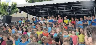  ??  ?? Chorale de l’école Jeanne Miquel dirigée par Laurent Bruno, enseignant et de l’associatio­n Saeva