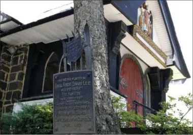  ?? KATHY WILLENS — ASSOCIATED PRESS ?? In this June 27, 2017photo, a plaque marks a maple tree planted by Confederat­e Gen. Robert E. Lee on the grounds of St. John’s Episcopal Church in the Brooklyn borough of New York.