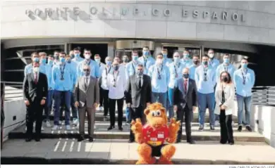  ?? JUAN CARLOS HIDALGO / EFE ?? La foto de familia de la selección en la sede del Comité Olímpico Español.