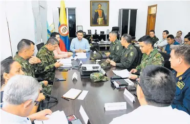  ?? CORTESíA ?? El alcalde Rafael Martínez presidió el Consejo de Seguridad, realizado ayer en su despacho.