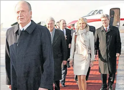  ?? / GETTY ?? El rey Juan Carlos y Corinna Larsen (detrás), en el aeropuerto de Stuttgart, en 2006.