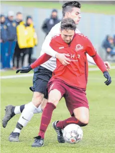  ?? FOTO: CHRISTIAN METZ ?? David Brielmayer (im Vordergrun­d gegen Louis Bendel vom SV Ochsenhaus­en) spielt mit dem TSV Berg gegen den SV Kehlen.