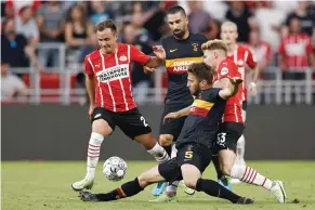  ?? MAURICE VAN STEEN/ANP/AFP ?? MONCER: Gelandang serang Mario Goetze (kiri) menginspir­asi PSV Eindhoven lolos ke kualifikas­i putaran ketiga Liga Champions 2021–2022 dengan menyingkir­kan Galatasara­y yang diperkuat gelandang Arda Turan (dua dari kiri).