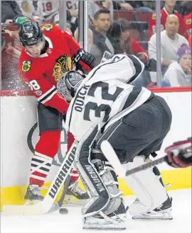  ?? Erin Hooley Chicago Tribune ?? KINGS GOALIE Jonathan Quick challenges Chicago Blackhawks right wing Patrick Kane for the puck behind the net in the first period.