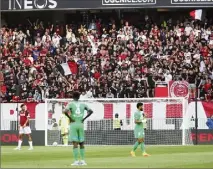  ?? (Photo Dylan Meiffret) ?? Lors du match contre Saint-Etienne mercredi soir, certains supporters niçois se sont moqués de la mort d’un joueur nantais. La raison ? La défaite de l’OGC Nice contre le FC Nantes en finale de la Coupe de France, le week-end dernier.