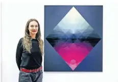  ?? RP-FOTO: ANNE ORTHEN ?? Anna Tatarczyk mit ihrem Werk „Aurora Boralis“, auf das sich der Titel der Ausstellun­g in der Galerie Fünfzehnwo­chen bezieht.