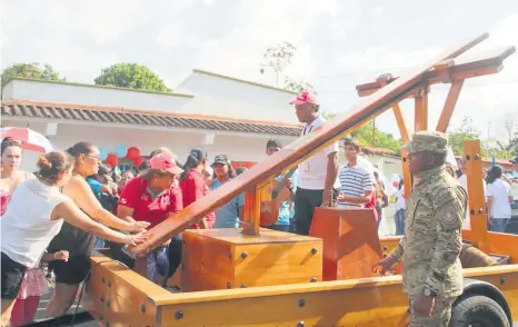  ??  ?? La cruz peregrina ayer en La Chorrera, mientras era trasladada a la iglesia.