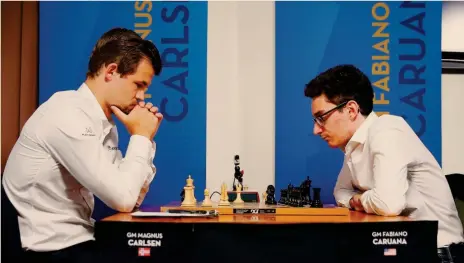  ?? AP ?? Faccia a faccia.Il detentore del titolo Magnus Carlsen (a sin) e lo sfidante Fabiano Caruana nel loro ultimo incontro a Saint Louis prima del titolo mondiale. Questa partita è finita patta dopo 41 mosse