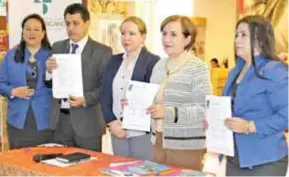  ??  ?? DURACIÓN. Nívea Vélez, viceprefec­ta de Loja, firmó el acta en el que se establece un trabajo conjunto por dos años.