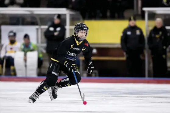  ?? Bild: SEBASTIAN LAMOTTE ?? HATTRICK. Robin Karlssons tre mål i Gripens drabbning med Tranås säkrade en skön hemmaseger för svartgula.