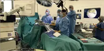  ?? (Photo Ax.T.) ?? Le Pr Boileau (à gauche) a réalisé l’opération retransmis­e en direct pour les participan­ts d’un congrès de chirurgie à Pékin. Il travaille sous arthroscop­ie : une caméra insérée dans la zone lui permet de contrôler tous les gestes avec une grande précision.