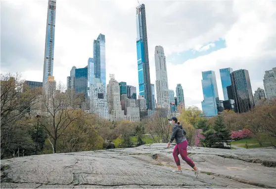  ?? PHOTO AFP ?? Une femme fait une randonnée dans l’emblématiq­ue Central Park, l’un des rares lieux publics encore accessible­s aux New-yorkais.