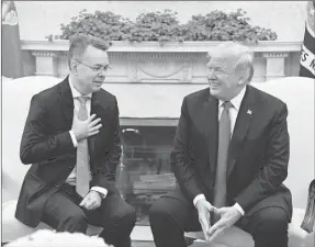  ??  ?? El pastor Andrew Brunson y el presidente Donald Trump platican durante su reunión en la Casa Blanca