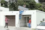  ?? Picture: WERNER HILLS ?? DOWN YOU GO: Municipal contractor­s start demolishin­g parts of a house in Perridgeva­le yesterday