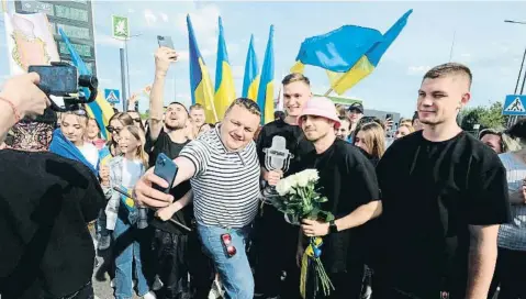  ?? SERGIY TYS / AFP ?? Los Kalush Orchestra, con el micrófono de cristal de triunfador­es de Eurovisión, el martes 17 en Lviv