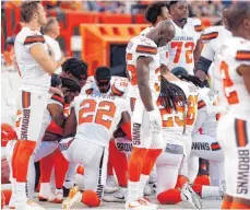  ?? FOTO: DPA ?? Zahlreiche Spieler der Cleveland Browns knien aus Protest gegen Rassismus in den USA beim Abspielen der Nationalhy­mne.