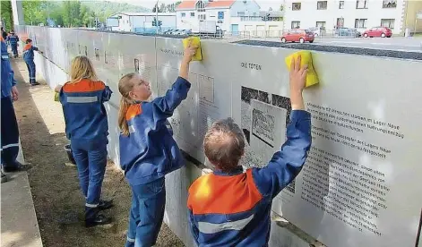  ?? FOTO: LANDESJUGE­NDRING ?? Jedes Jahr im Mai pflegen Jugendlich­e die Gedenkstät­te Gestapo-Lager Neue Bremm.