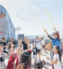  ?? M. LEÓN. ?? El show de pompas sorprendió a toda la familia.