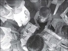  ?? ROEL PAREÑO ?? Students in Zamboanga City receive school supplies from the office of Special Assistant to the President Christophe­r 'Bong' Go yesterday.