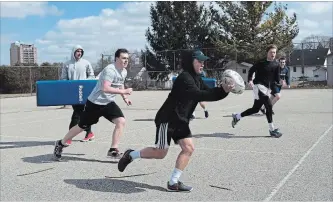  ?? ANDREW RYAN WATERLOO REGION RECORD ?? The WCI rugby team practises on the tennis courts next to the school.