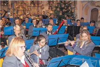  ?? SZ-FOTO: GERHARD RUNDEL ?? Festliche Stimmung, festliche Musik: Das Konzert kam bei den Zuschauern gut an.