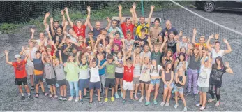  ?? FOTO: KJG DEGGENHAUS­ERTAL ?? Gruppenbil­d am Haus Luginsland auf dem Schauinsla­nd bei Freiburg.