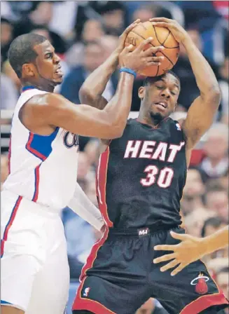  ?? Wally Skalij
Los Angeles Times ?? TOTALLY IN CONTROL of the Clippers’ offense, Chris Paul thrives in the pick-and-roll game that Vinny Del Negro has implemente­d. Here he plays defense against Miami’s Norris Cole.