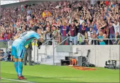  ??  ?? A LA GRADA. El punta se dirigió así a la grada tras su gol.