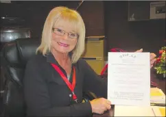  ?? NEWS PHOTO GILLIAN SLADE ?? Sandie Davidson, southeast co-ordinator HELP - AB (Helping to Ease Alberta's Pain), holds a poster with details of the first chronic pain support and education group meeting in Medicine Hat on Feb. 6.