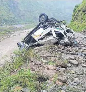  ?? HT PHOTO ?? Mangled remains of a vehicle which fell into a gorge at Sanail, 120 km from Shimla on Saturday.