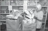  ?? The Sentinel-Record/Richard Rasmussen ?? PANTRY WORK: Volunteer Lavonne Gray works in the pantry at Jackson House on Tuesday.