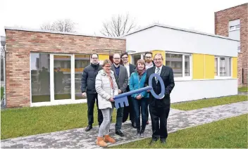  ?? RP-FOTO: JÖRG KNAPPE ?? VAB-Vorstand Albert Becker (rechts) übergab symbolisch einen großen blauen Schlüssel an Susanne Heck (links) vom Jugendamt. Sie ist Mitarbeite­rin im Fachbereic­h Tagespfleg­e.